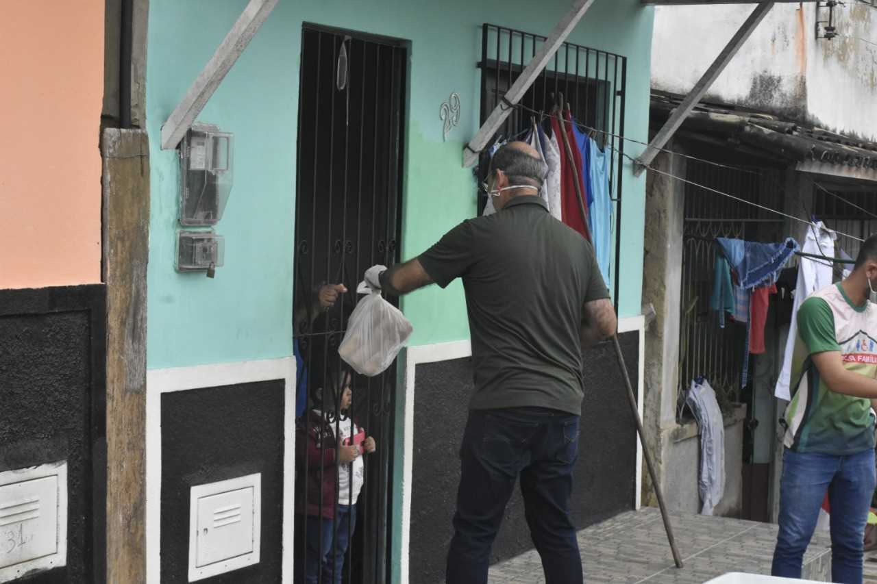 Camacã: Prefeitura distribui pão, leite e máscaras para famílias em São João do Panelinha